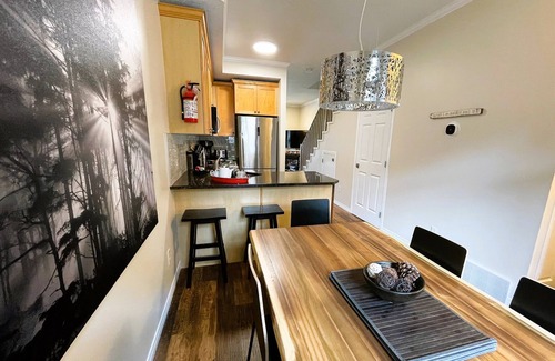 Canmore Chalet De Esquí | 🥇 RENOVATED Chalet at Mystic Springs, Heated Pool, Hot Tub!