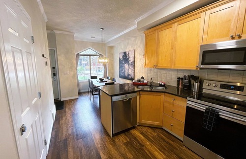 Canmore Chalet De Esquí | 🥇 RENOVATED Chalet at Mystic Springs, Heated Pool, Hot Tub!