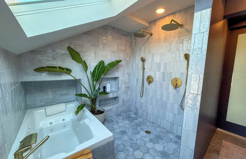 Flemington Otro | Renovated Charming Rustic Farmhouse, Modern + Stylish Retreat