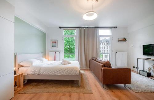 Gare Apartamento | Renovated Chic Studio 5 Min to City Center