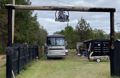 Ridgeland Casa | Renovated coach bus overlooking equestrian and plantation properties.