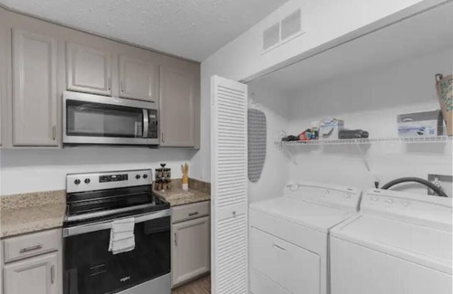 Vestavia Hills Condominio | Renovated condo near Samford with full kitchen,W/D, parking and super fast Wi-FI
