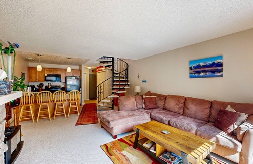 Alyeska Condominio | Condominio renovado con vistas a la montaña, acceso a senderismo y esquí.