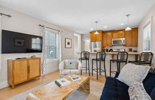 West End Condominio | Renovated condo with prime West End location, 2 en suite bathrooms, & HGTV style