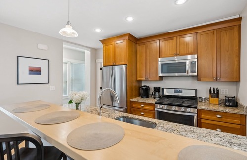 West End Condominio | Renovated condo with prime West End location, 2 en suite bathrooms, & HGTV style