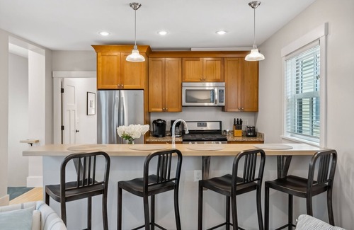 West End Condominio | Renovated condo with prime West End location, 2 en suite bathrooms, & HGTV style