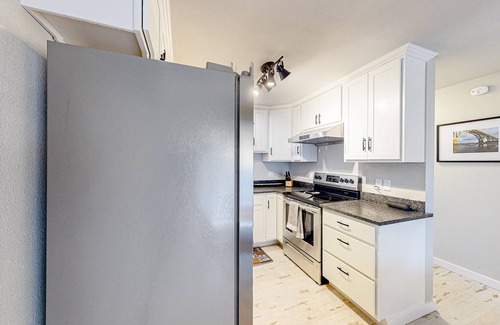 North Bend Condominio | Renovated condo with covered porch, grill, & private washer/dryer