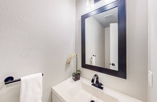 North Bend Condominio | Renovated condo with covered porch, grill, & private washer/dryer