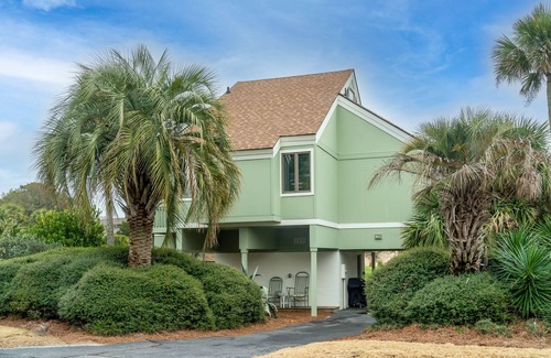 Sealoft Villas Casa | Renovated Cottage w/ Golf Views! Close to Beach, Neighborhood Pool! Amenity Cards Available!