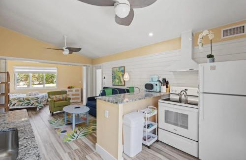 Sanibel Casa | Renovated Cottage at the Historic Palms Inn of Sanibel- Includes Pool and Bikes