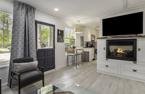 New Buffalo Casa | Renovated Cottage- Hot Tub, Close To Private Association Beach & EV Charger