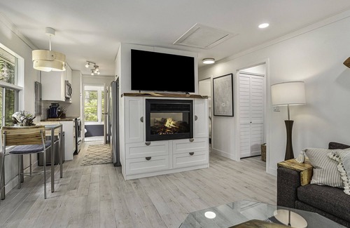 New Buffalo Casa | Renovated Cottage- Hot Tub, Close To Private Association Beach & EV Charger