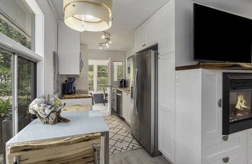 New Buffalo Casa | Renovated Cottage- Hot Tub, Close To Private Association Beach & EV Charger