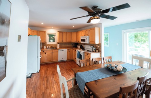 Catchacoma Cabaña | Renovated Cottage in the Kawarthas with Hot Tub & Pet Friendly
