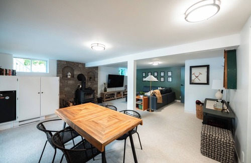 Catchacoma Cabaña | Renovated Cottage in the Kawarthas with Hot Tub & Pet Friendly