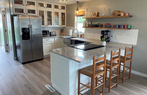 Frontier Cabaña | Renovated cottage in quiet lake community. Game room. All-sports Lake Diane.