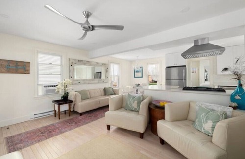 Warwick Cabaña | Renovated cottage w water views and walk to beach