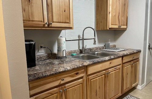 High Springs Casa | Renovated cozy cottage, pet friendly, close to Springs, sleeps 8