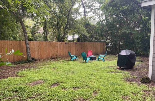 High Springs Casa | Renovated cozy cottage, pet friendly, close to Springs, sleeps 8