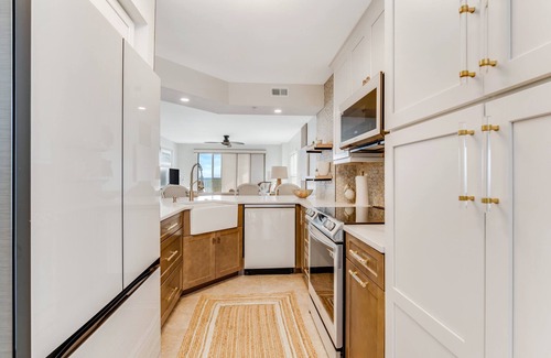 Seawinds Condo Condominio | Renovated direct oceanfront corner condo with a large balcony, heated pool, and garage