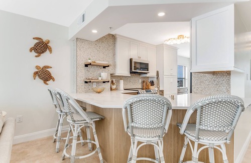 Seawinds Condo Condominio | Renovated direct oceanfront corner condo with a large balcony, heated pool, and garage