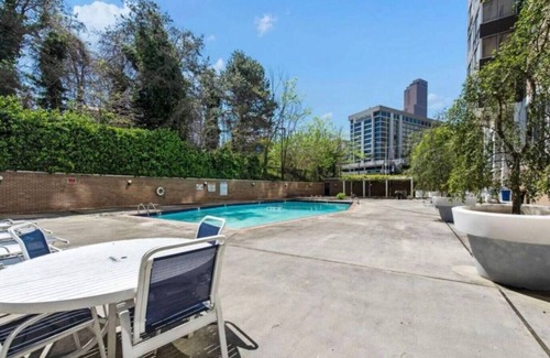 Peachtree Center Apartamento | Renovated Downtown High Rise 2 Bedroom apartment with Free Parking- 2101