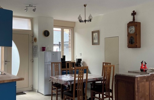 Saint-Malon-sur-Mel Apartamento | Renovated, fully-equipped Compère apartment