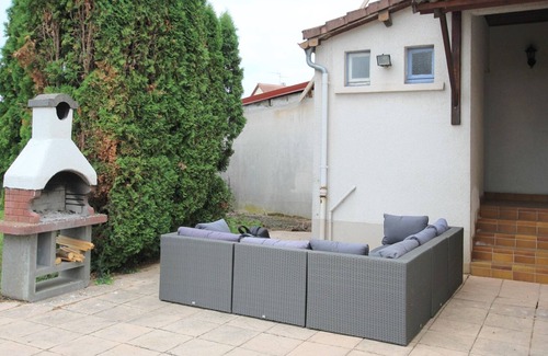 Luxeuil-les-Bains Apartamento | Apartamento renovado para familias, cerca del centro y con jardín en Luxeuil-les-Bains