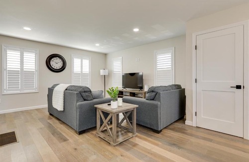 Riverside Casa | Renovated Family Home on Providence River!