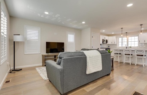 Riverside Casa | Renovated Family Home on Providence River!