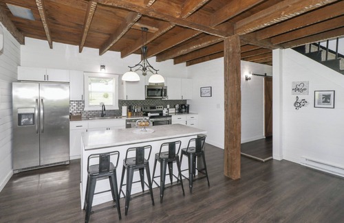Lexington Casa | Renovated Farmhouse by Mid Ohio Race Track, Snow Trails, access to Amphitheater!