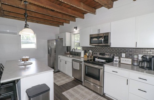 Lexington Casa | Renovated Farmhouse by Mid Ohio Race Track, Snow Trails, access to Amphitheater!