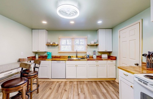 Garden City Casa | Renovated farmhouse with private pond, streaming, full kitchen, central AC, WiFi