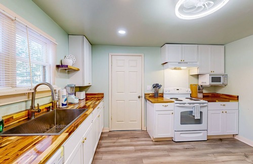 Garden City Casa | Renovated farmhouse with private pond, streaming, full kitchen, central AC, WiFi