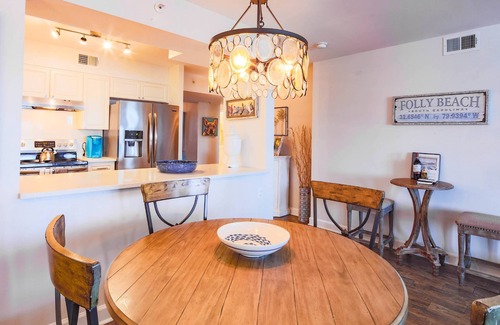 Folly Beach Condominio | Renovated Folly Beach Condo w/ Community Pool, River Views and Short Walk to Beach & Downtown