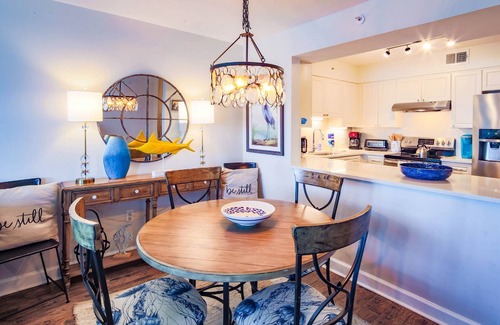 Folly Beach Condominio | Renovated Folly Beach Condo w/ Community Pool, River Views and Short Walk to Beach & Downtown