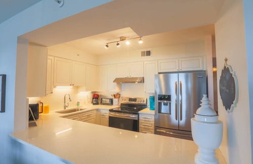 Folly Beach Condominio | Renovated Folly Beach Condo w/ Community Pool, River Views and Short Walk to Beach & Downtown