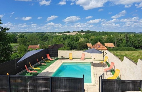 Saint-Meard-de-Drone Cabaña | Renovated cottage with shared pool in Saint-Méard-de-Drône
