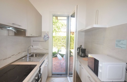 Lido delle Nazioni Casa | Villa renovada en planta baja con jardín en 3 lados en una zona llena de vegetación.