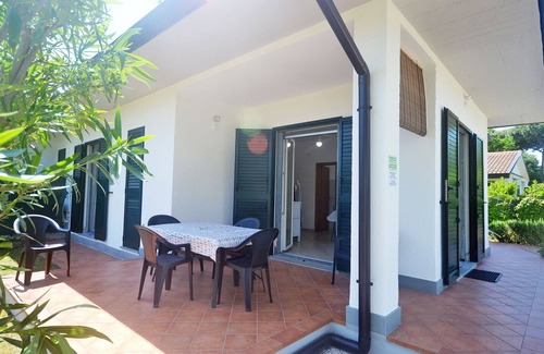 Lido delle Nazioni Casa | Villa renovada en planta baja con jardín en 3 lados en una zona llena de vegetación.