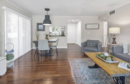 Pinehurst Condominio | Inmaculada, renovada, a nivel del suelo, 2 dormitorios y 2 baños, WiFi gratuito, cable, piscina.