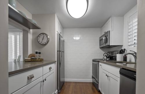 Pinehurst Condominio | Inmaculada, renovada, a nivel del suelo, 2 dormitorios y 2 baños, WiFi gratuito, cable, piscina.