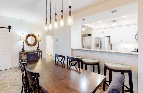 Sandestin Condominio | Condominio renovado con vista al golfo con acceso a la playa y piscinas del resort, jacuzzi, tenis