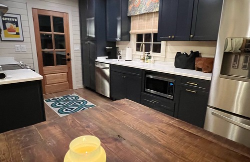 Highlands Hills Cabaña | Renovated Highland’s cottage - private and 3 minutes from downtown!