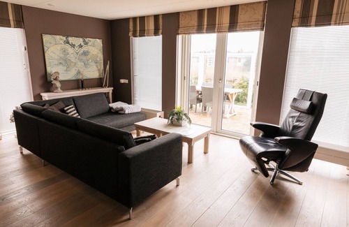 Makkum Casa | Casa de vacaciones renovada con su propio embarcadero, sauna, internet.