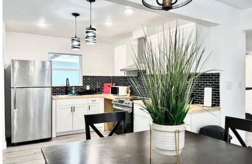 Northwest Los Angeles Heights Casa | Renovated home & private suite