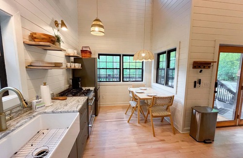 Bear Den Cabina | Renovated! Hot Tub! Cabin 1! Right off the BRPW!