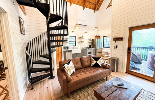 Bear Den Cabina | Renovated! Hot Tub! Cabin 1! Right off the BRPW!