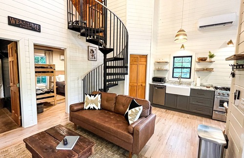 Bear Den Cabina | Renovated! Hot Tub! Cabin 1! Right off the BRPW!