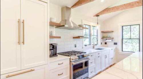 Harwich Center Casa | Renovated kitchen less than 2 miles to Beach!